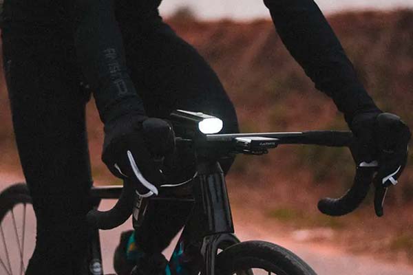 Deporvillage amplía su catálogo propio con una línea de luces y una nueva gama de sillines
