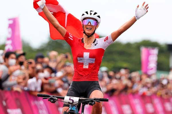 Jolanda Neff se lleva el oro olímpico de XCO, Sina Frei la plata y Linda Indergand el bronce