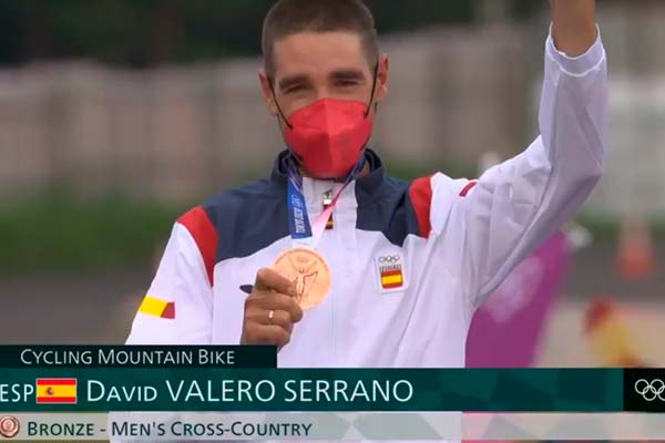 Tom Pidcock se lleva el oro olímpico de XCO, Flueckiger la plata y Valero el bronce