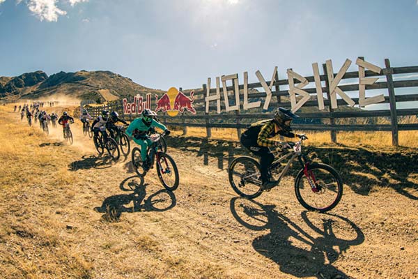 Ángel Suárez y Kira Zamora ganan la última edición del Red Bull Holy Bike