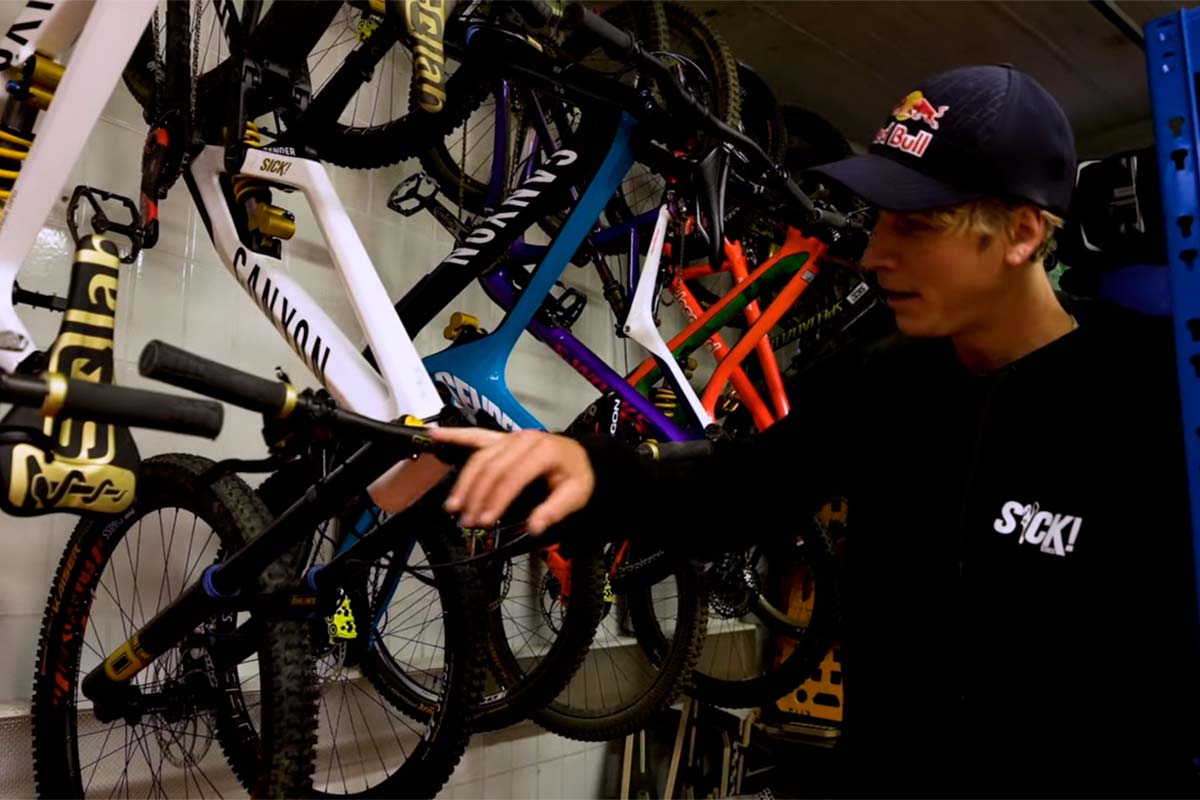 Fabio Wibmer enseña su colección de bicis, incluyendo un prototipo de Trial de Canyon Bicycles