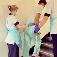 Gee Atherton da sus primeros pasos dos semanas después de su grave accidente en bici