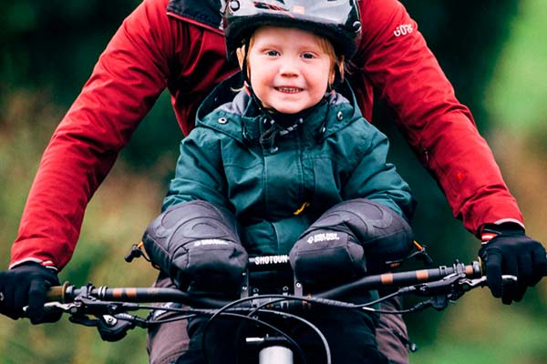 Kids Ride Shotgun lanza al mercado las Pogies, unas manoplas para los pequeños pasajeros de la bici