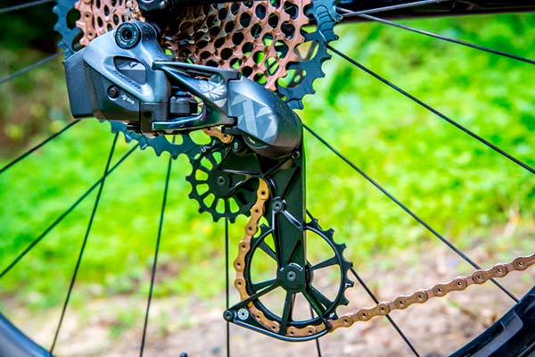 La jaula Kogel Kolossos llega a los grupos de montaña SRAM Eagle