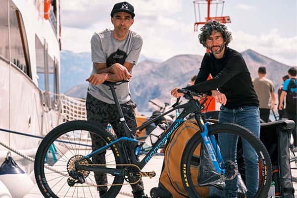 La preparación y embalaje de las bicis de Misser y Ruano para participar en la 4 Islands MTB Stage Race 2021