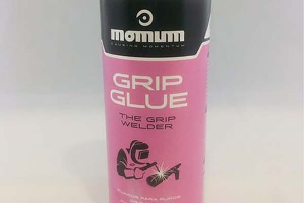 Momum presenta el Grip Blue, un fijador para puños de manillar