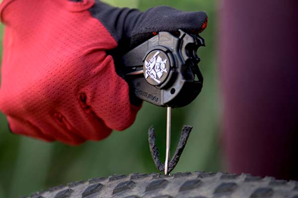 Sahmurai Switchblade, una multiherramienta de 7 funciones con kit de reparación Tubeless