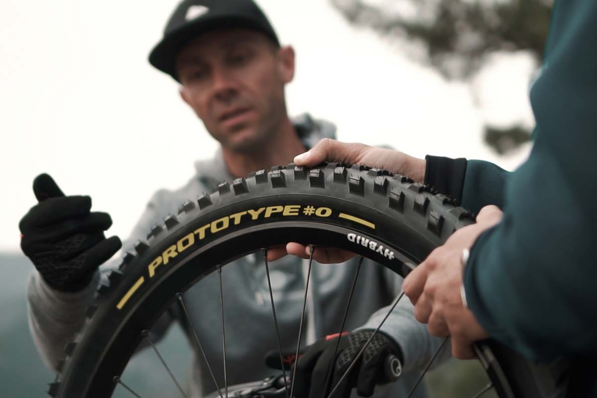 Pirelli prepara una gama de neumáticos DHI y Enduro con la colaboración de Fabien Barel