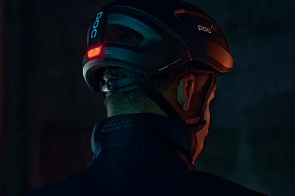 POC lanza el Omne Eternal, el primer casco con luz autoalimentada de energía infinita