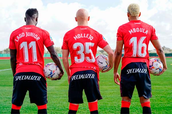 Specialized irrumpe en el mundo del fútbol patrocinando al RCD Mallorca