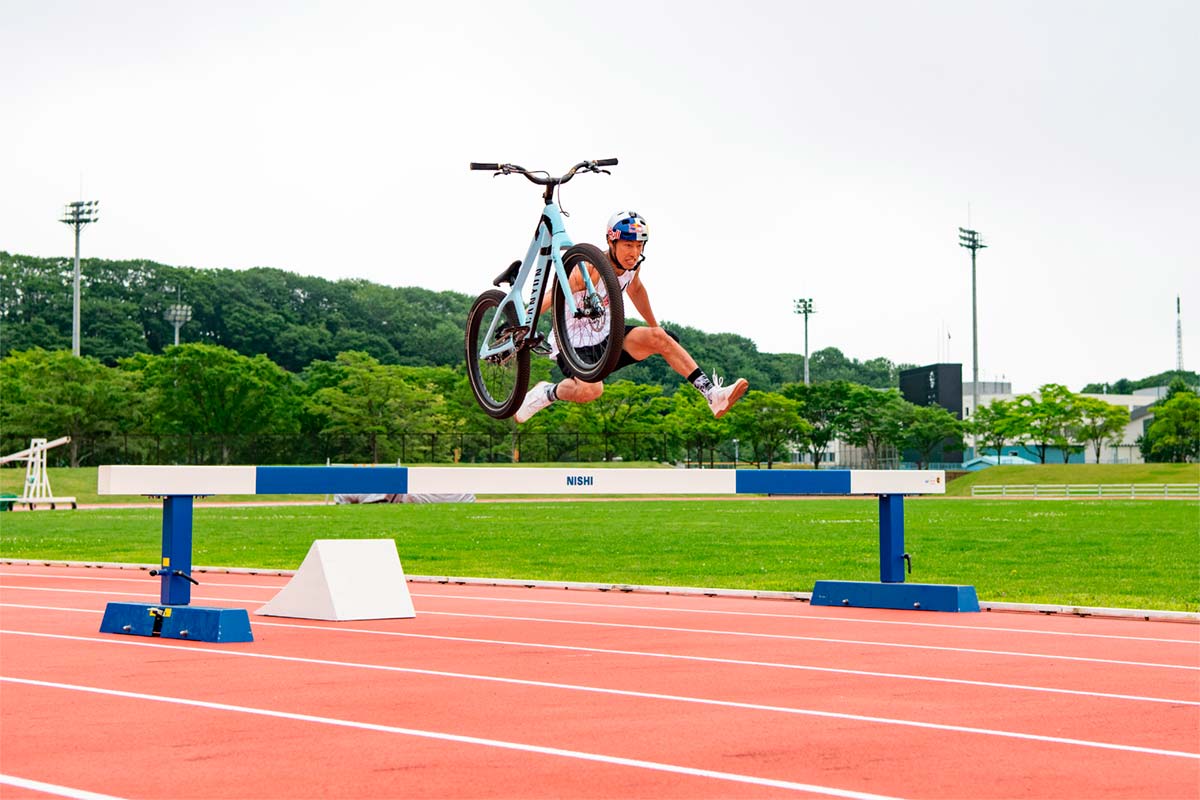 Tomomi Nishikubo homenajea los JJ.OO de Tokio con un pentatlón sobre pedales