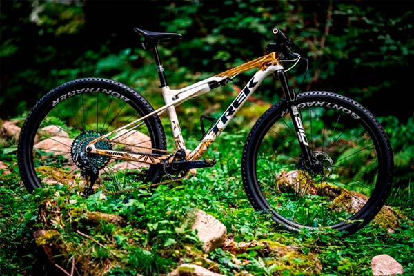 Así luce la Trek Supercaliber en edición oro olímpico de Jolanda Neff