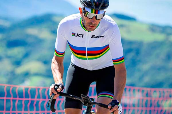 La UCI y Santini lanzan una colección de ropa y accesorios para ciclistas de venta exclusiva en Decathlon