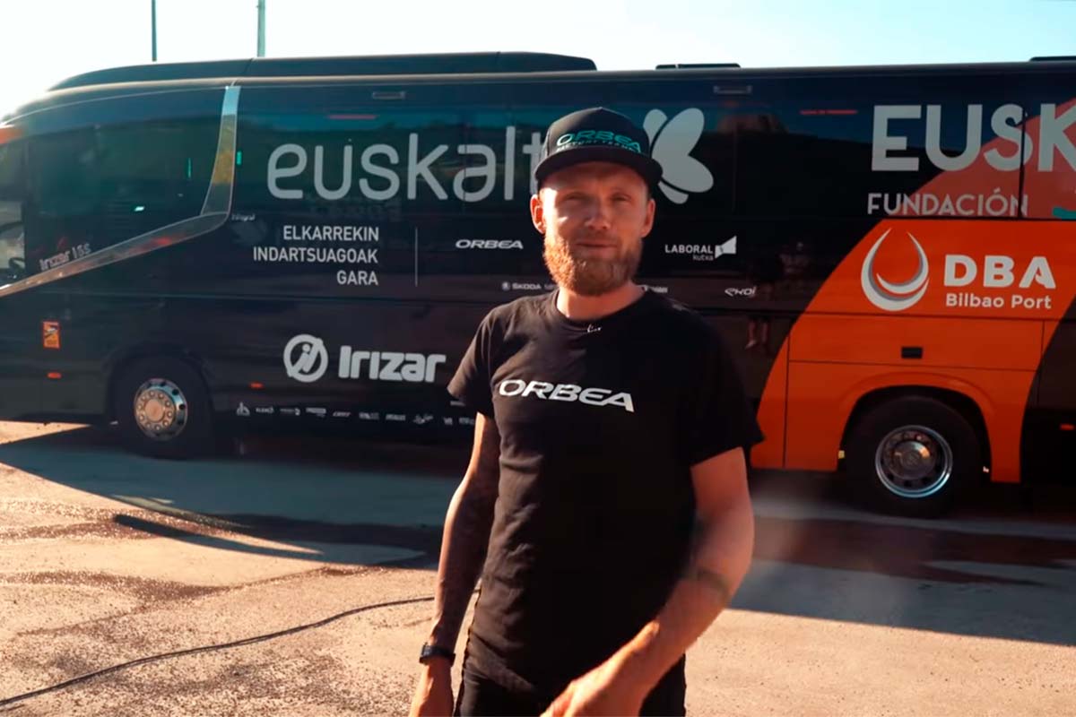 Visita al autobús del equipo profesional Euskaltel Euskadi