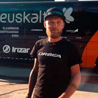 Visita al autobús del equipo profesional Euskaltel Euskadi