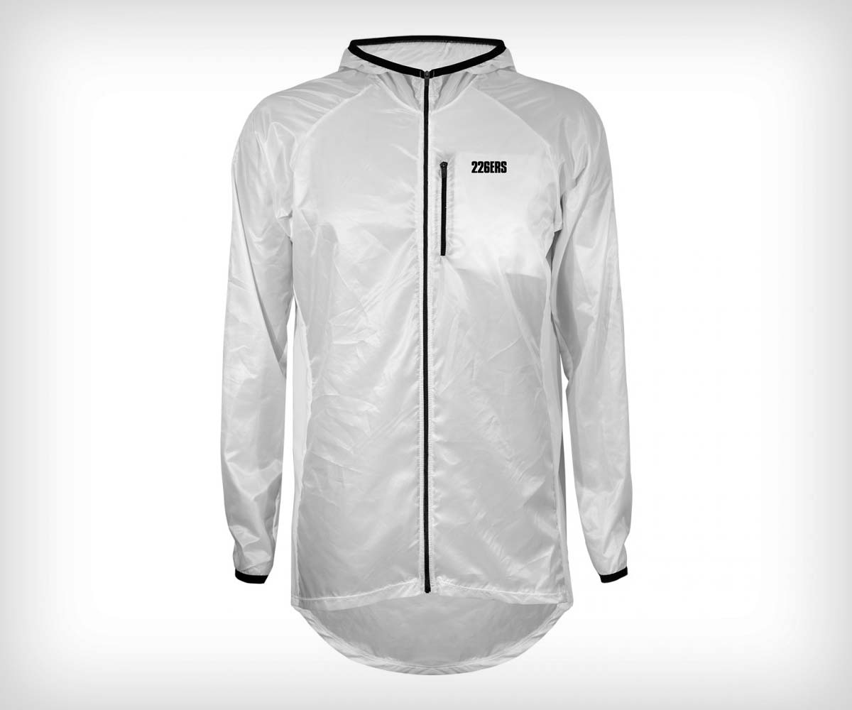 226ERS presenta una chaqueta cortavientos ultraligera, ideal para running y ciclismo