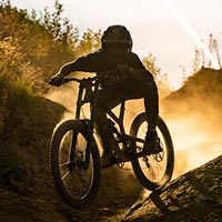 Los hermanos Lacondeguy y compañía exprimiendo sus bicis en los Alpes franceses