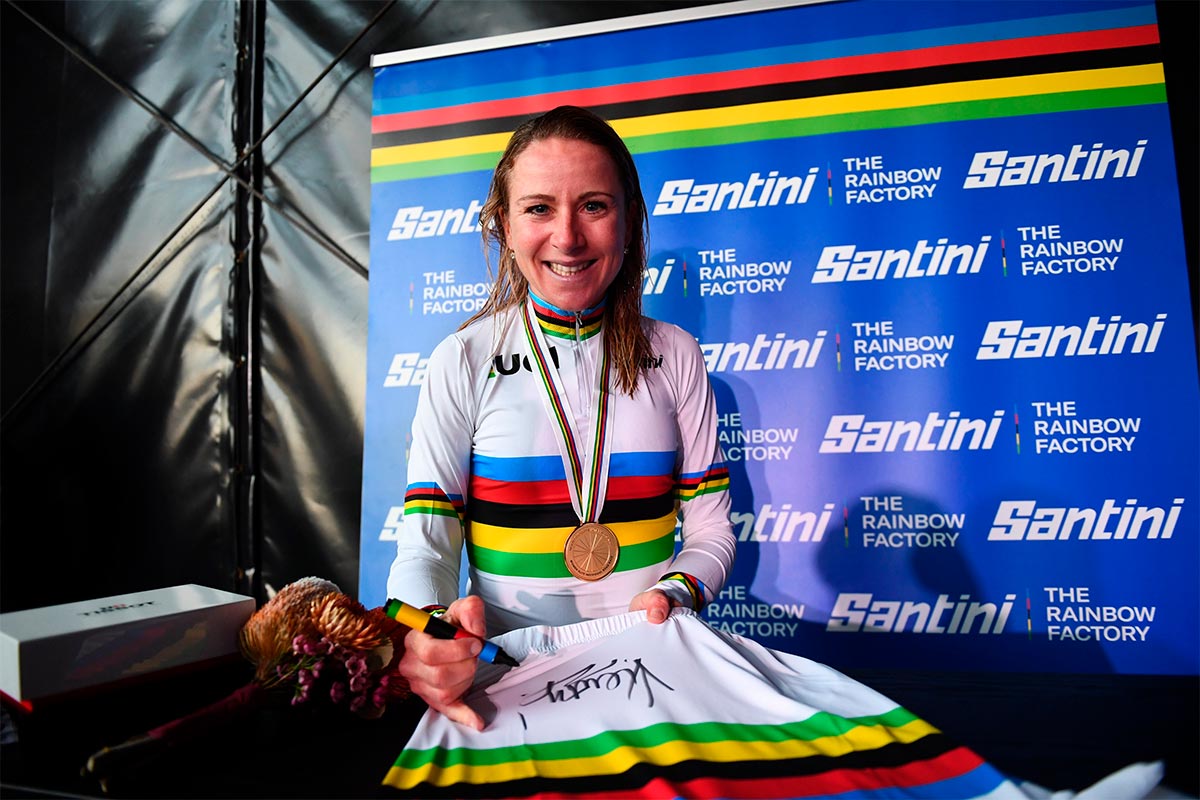 Annemiek van Vleuten se proclama campeona del mundo de Ciclismo en Ruta con un codo roto