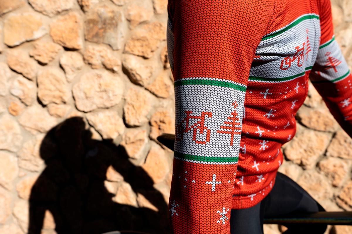 Castelli se suma a la moda de los 'jerseys navideños feos' con su maillot Ugly Christmas Jersey LTD Edition