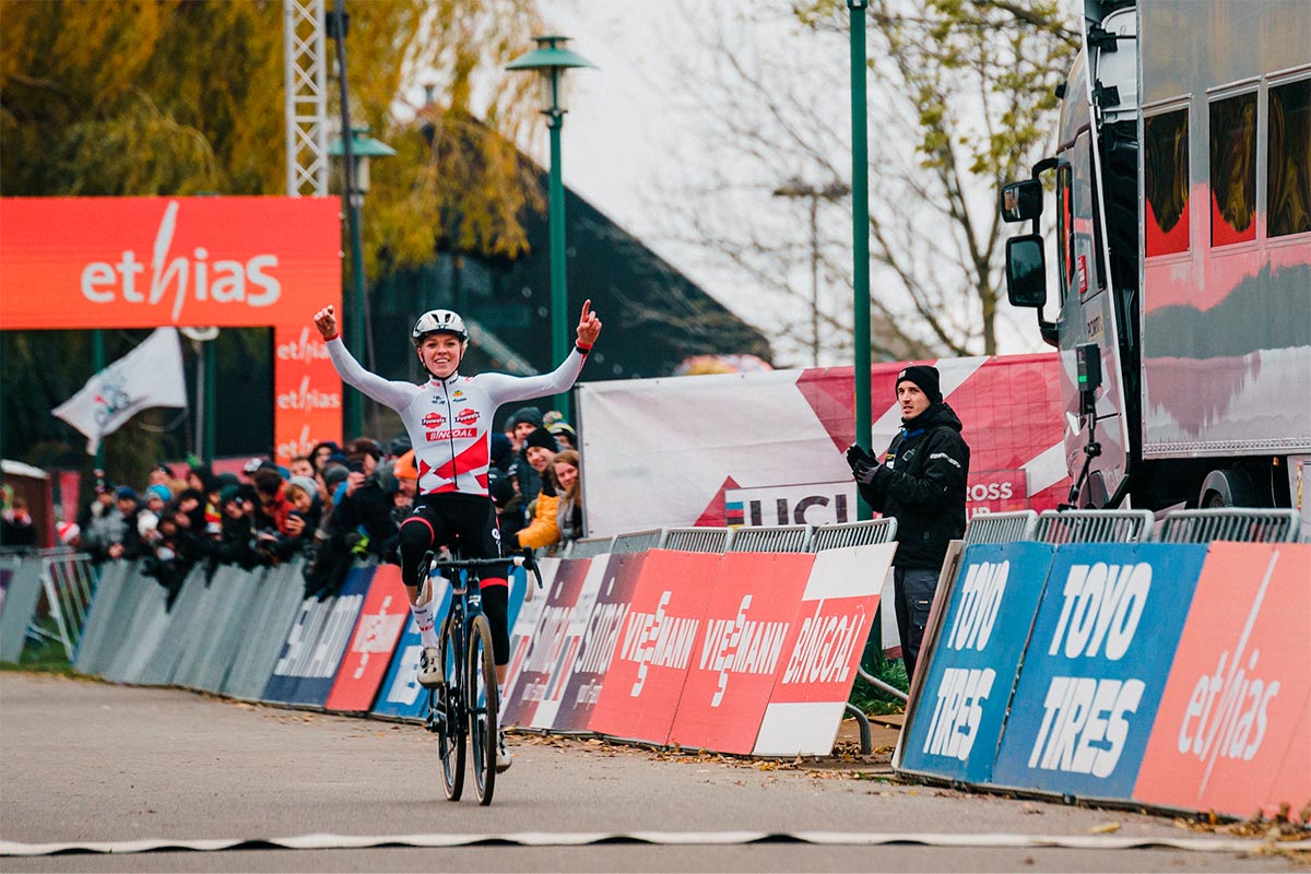 Van der Poel domina la Copa del Mundo de Ciclocross celebrada en Amberes, con Fem Van Empel ganando en féminas