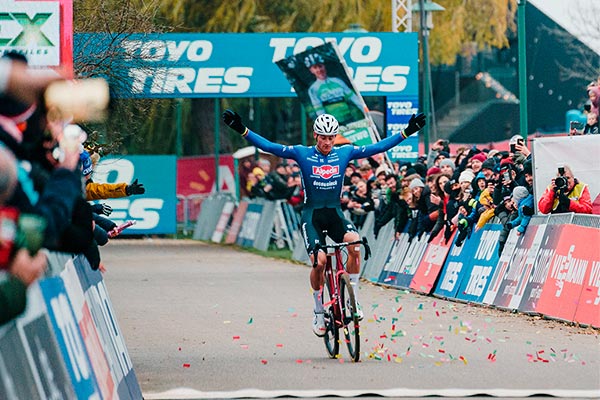 Van der Poel domina la Copa del Mundo de Ciclocross celebrada en Amberes, con Fem Van Empel ganando en féminas