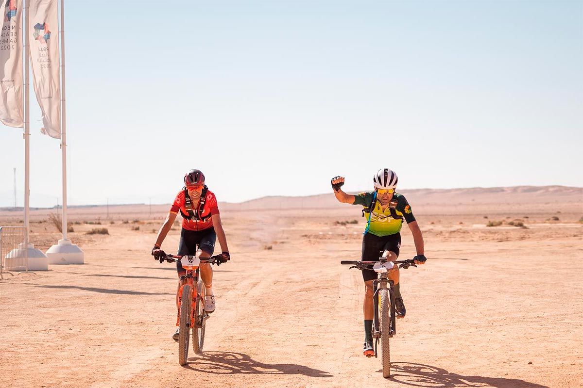 Titan Desert Arabia Saudí 2022: Haimar Zubeldia gana la tercera etapa y Ariadna Ródenas sentencia la carrera