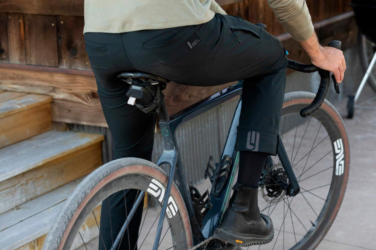 ENVE presenta su primera línea de ropa casual para ciclistas con la calidad como principal reclamo