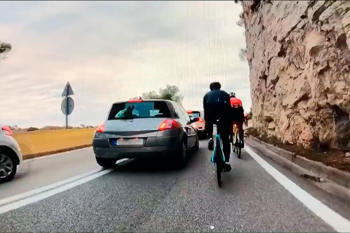 Los Mossos denuncian a un conductor por este adelantamiento imprudente a dos ciclistas en la costa del Garraf