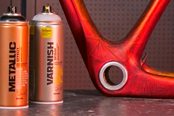Para artistas del bricolaje: cómo pintar un cuadro de bicicleta con efecto Crystal FX solo con esprays