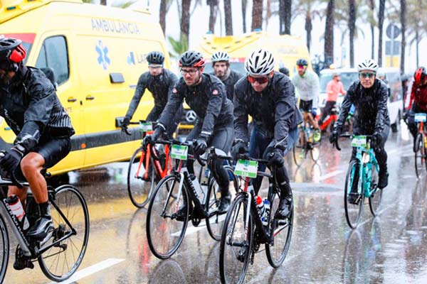 Más de 400 cicloturistas desafían la lluvia en la primera edición de la Experience Garraf-Penedés