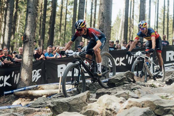 Copa del Mundo de XCO 2022: Thomas Pidcock y Rebecca McConnell ganan en Nové Mesto