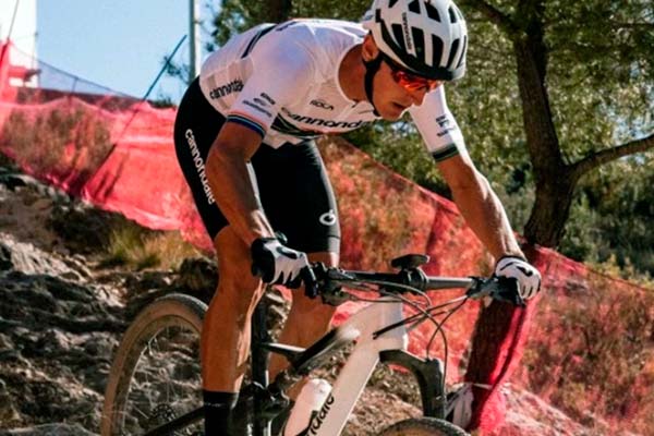 Alan Hatherly y Jolanda Neff ganan los Internacionales XCO de Chelva 2022