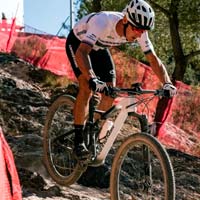 Alan Hatherly y Jolanda Neff ganan los Internacionales XCO de Chelva 2022