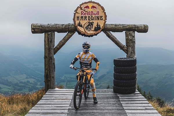Gee Atherton Rodando Al Filo Del Abismo En El Famoso Portal Trail Del gee-atherton-rodando-al-filo-del-abismo-en-el-famoso-portal-trail-del
