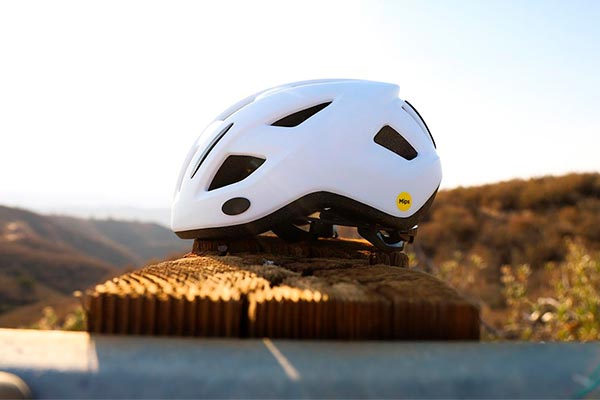 El Giant Relay es un casco con protección MIPS por menos de 55 euros