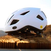 El Giant Relay es un casco con protección MIPS por menos de 55 euros