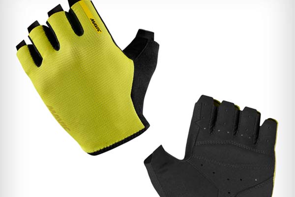 El guante Mavic Essential se renueva con un cómodo acolchado de gel y un eficaz control de la humedad