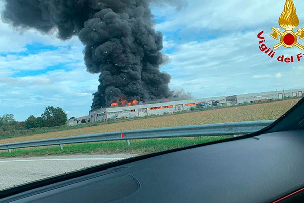 Un gran incendio destruye parte de la fábrica de Bottecchia, que permanecerá parada un mínimo de tres meses