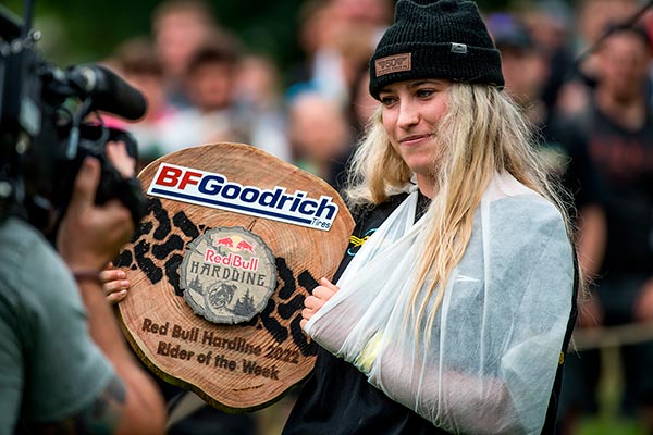 El debut de Jess Blewitt en la Red Bull Hardline termina con una fractura de clavícula