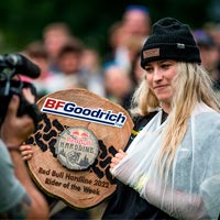 El debut de Jess Blewitt en la Red Bull Hardline termina con una fractura de clavícula