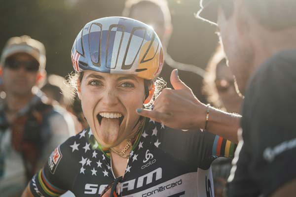 Kate Courtney, sancionada por tener la rueda adelantada en la salida de la Copa del Mundo de Mont-Sainte-Anne