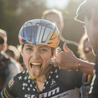 Kate Courtney, sancionada por tener la rueda adelantada en la salida de la Copa del Mundo de Mont-Sainte-Anne