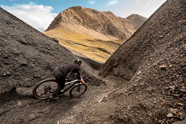 Kilian Bron descubre los Pirineos en este increíble vídeo de MTB