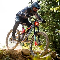 Marcelo Gutierrez exprimiendo a fondo su Giant Glory con pintura en edición 'Chiva'