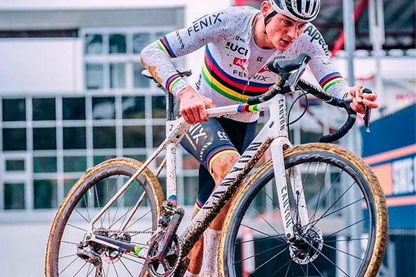 Mathieu van der Poel sufre una retrolistesis y no correrá en los próximos meses