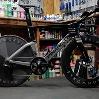 El montaje paso a paso de una Pinarello Bolide F, la bici más rápida de la marca italiana