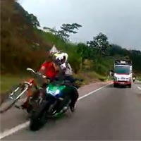El vídeo viral que ha incendiado las redes: un ciclista arrollado por un motorista que adelanta por el arcén