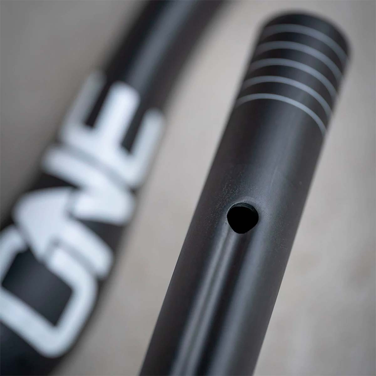 En TodoMountainBike: OneUp Components presenta el E-Bar, un manillar de carbono específico para bicicletas eléctricas