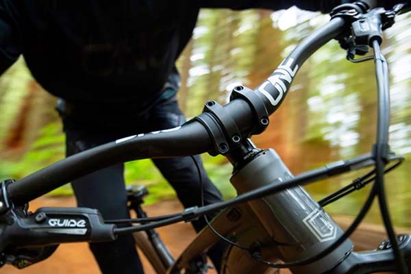 OneUp Components presenta el E-Bar, un manillar de carbono específico para bicicletas eléctricas