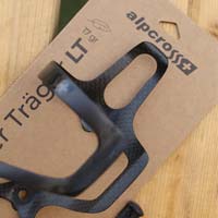 Der Träger LT, la versión con salida lateral del portabidón de carbono de Alpcross Components